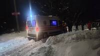 Везли пацієнта з підозрою на інсульт: у Рівному в сніговому заметі застрягла «швидка»