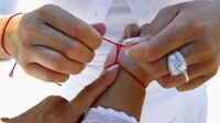 Червона нитка на зап'ясті: як правильно носити оберіг