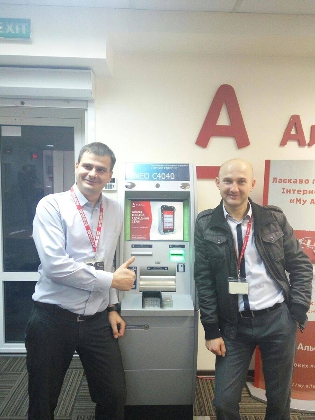 Встановлення recycling-банкомату в "Альфа-банк". 2016 рік. Фото зі сторінки РЕНОМЕ-СМАРТ у Facebook