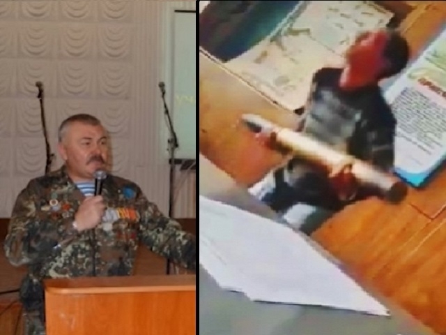 Ліворуч на фото - Олександр Нагорняк - викладач Захисту Вітчизни та завуч із виховної роботи