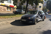 У Рівному легковик зіткнувся з пасажирським автобусом