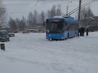 У маршруток і тролейбусів Рівного - проблеми з рухом. Через снігові замети (ФОТО/ВІДЕО)