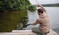 Не щодня таке буває: на Рівненщині рибалка спіймав величезну щуку (ФОТО)