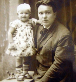 Надійка з батьком, художником Георгієм Косміаді. Фото 1924 р. Рівне. Сімейний архів.