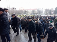 Кілька десятків екс-силовиків зайшли до Рівненської ОДА вимагати перерахунку пенсій (ВІДЕО) 
