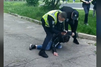 Жорстоке затримання у Рівному: поліцейські пояснили, чому жбурнули людину (ФОТО/ВІДЕО)