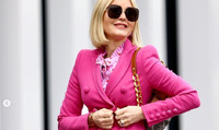 «В рожевому»: 8 модних образів для жінок 50+ на весну-2023 (ФОТО)