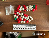 Поліцейські вилучили у рівнянина майже пів сотні закладок із наркотиками (ФОТО)