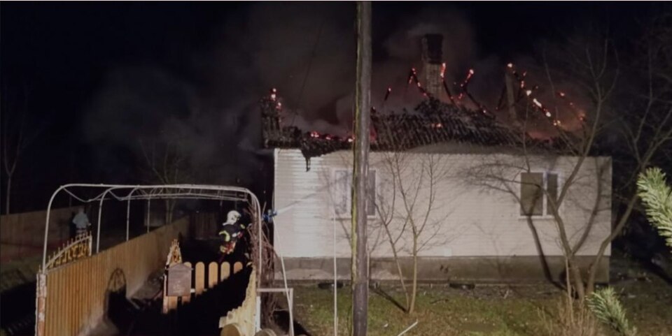 Чоловік травмувався під час нічної пожежі на Варащині: що відомо