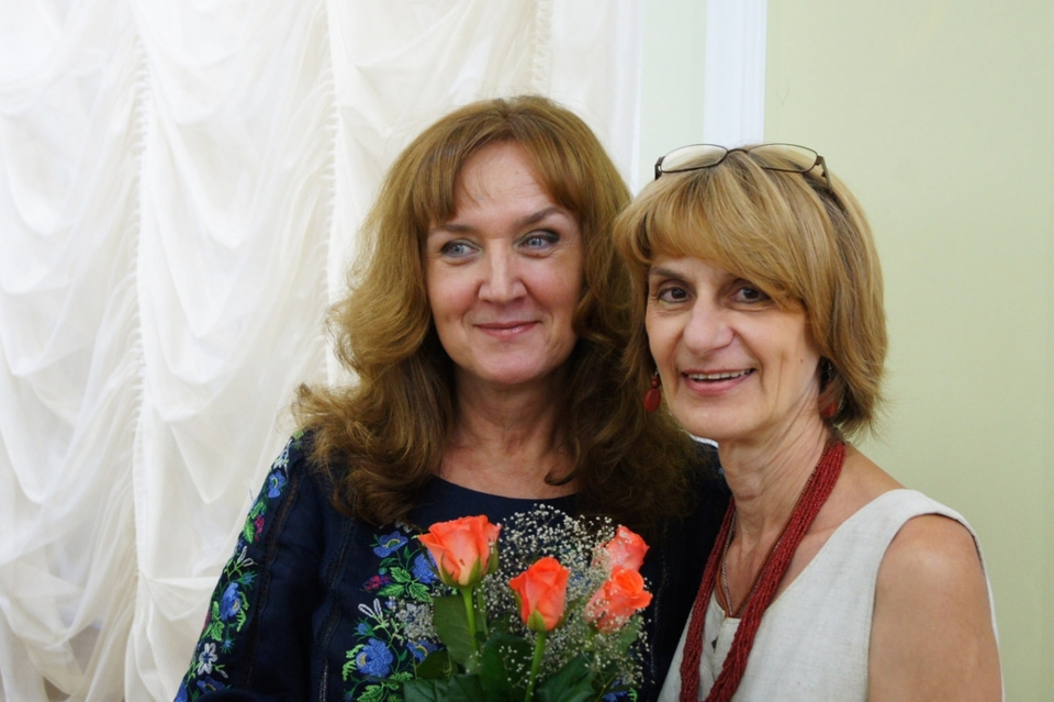 Заступниця міського голови Галина Кульчинська — зліва, майстриня Тетяна Лукашевич — справа.