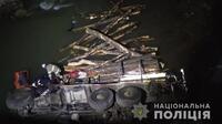 Смертельний рейс: вантажівка-лісовоз впала у річку на Прикарпатті (ФОТО)