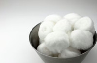 Навіщо у листопаді розкладають ватні кульки по кутах: Лайфхак від британців, який стане у пригоді нам