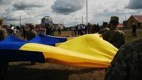 На Рівненщині на міжнародній трасі встановили чималий прапор