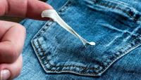 Жуйка на штанах: Як легко і швидко прибрати «прилипаку» з одягу без морозилки