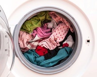 Чому не можна залишати випраний одяг у машинці на ніч 