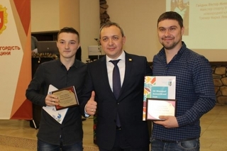 Фото - www.rv.gov.ua. Гонщик Марко Левішин (зліва), Олексій Муляренко (всередині) та Сергій Головня (справа).