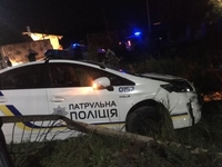На Рівненщині поліцейське авто знесло огорожу на кладовищі (ФОТО) 