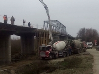 Проїзд частково обмежений: міст через Горинь ремонтують на Рівненщині (ФОТО)