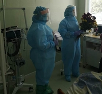 У захисних костюмах і з квітами. На Рівненщині лікарі вітали пацієнтку з коронавірусом (ФОТО)