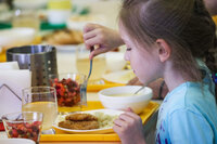 На скільки подорожчають обіди у школах Рівного: плата за здоров'я дітей 