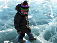 Небезпечні розваги на льоду влаштували підлітки на Рівненщині (ВІДЕО)