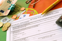 Податкова дістала і за кордоном: що зобов’язані декларувати українські біженці та чим загрожує мовчання