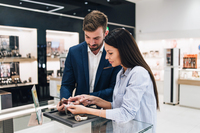 Хто жив, той живе: попит на прикраси в Україні й в Європі має разючі відмінності 