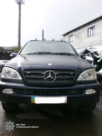 «Mercedes» із номерами Верховної Ради наздоганяла поліція на Сарненщині
