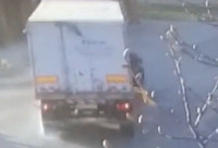 Вантажівка мало не збила велосипедистку на Рівненщині (ВІДЕО)