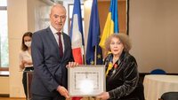 Найвища нагорода у Франції: Ліна Костенко стала кавалером Ордену почесного легіону (ФОТО)