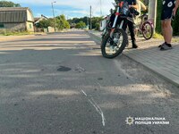 Бабуся та 7-річний внук опинилися в лікарні після ДТП з мотоциклістом: що сталося? 