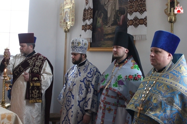 Сергій Кульчинський -- за Архієписком Іларіоном -- крайній зліва