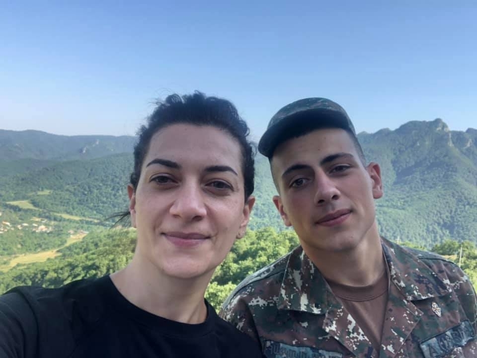 Анна Акопян та її син Ашот два роки тому, коли він проходив службу в армії