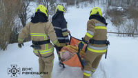 Рівненські рятувальники допомогли медикам швидкої доправити до лікарні хвору жінку (ФОТО)