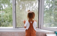 4-річна дівчинка випала з вікна другого поверху у Сарнах: що з дитиною