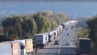 Поляки не пропускають: на кордоні багатокілометрова черга з сотень транспортних засобів (ВІДЕО)