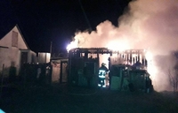 Опівночі на Рівненщині спалахнула будівля (ФОТО)