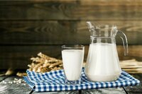 Чому магазинне молоко не скисає: відповідь, про яку знають не всі