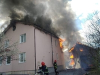 Житловий будинок, що палав під Рівним, гасили дві години (10 ФОТО)