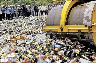 Фото kp.ru. Знищення імпортних алкогольних напоїв у Росії