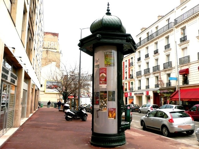 Таку рекламну тумбу можна побачити у Парижі