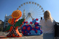 Яскраві звірі та квіти Марії Примаченко ожили у Києві: Де можна потрапити у казку (ФОТО)