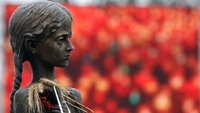Перед Днем Незалежності вандали осквернили скульптуру дівчинки біля музею Голодомору (ФОТО)