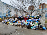 Російське місто потонуло у смітті: працівники оголосили страйк через санкції (ФОТО)