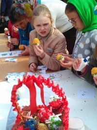 Біля Покровського собору діти виготовляють писанки (ФОТО)