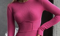 Три антитрендові трикотажні сукні осені-2023 (ФОТО)