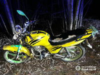 Дівчата на мотоциклі збили свого односельця: чоловік у лікарні