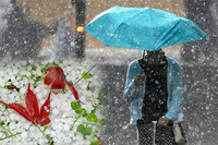 Україну заллє дощами та закидає градом: синоптик шокував прогнозом погоди на літо (ФОТО)