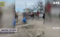 Працюють у 15-ти селах: поліщуки на Рівненщині організували власний автодор, бо Україні зараз не до доріг