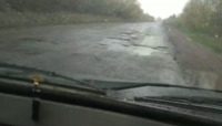 «Як після метеоритного дощу»: мешканці Рівненському району скаржаться на жахливу дорогу додому (ВІДЕО)